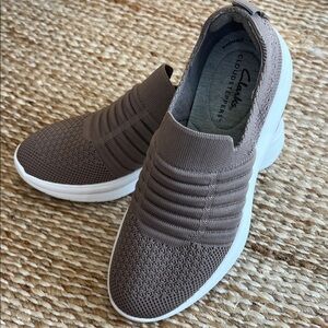 Clarks Cloudstepper Ezera Walk Taupe Knit Casual Sneakers Shoes
Women's 6.5